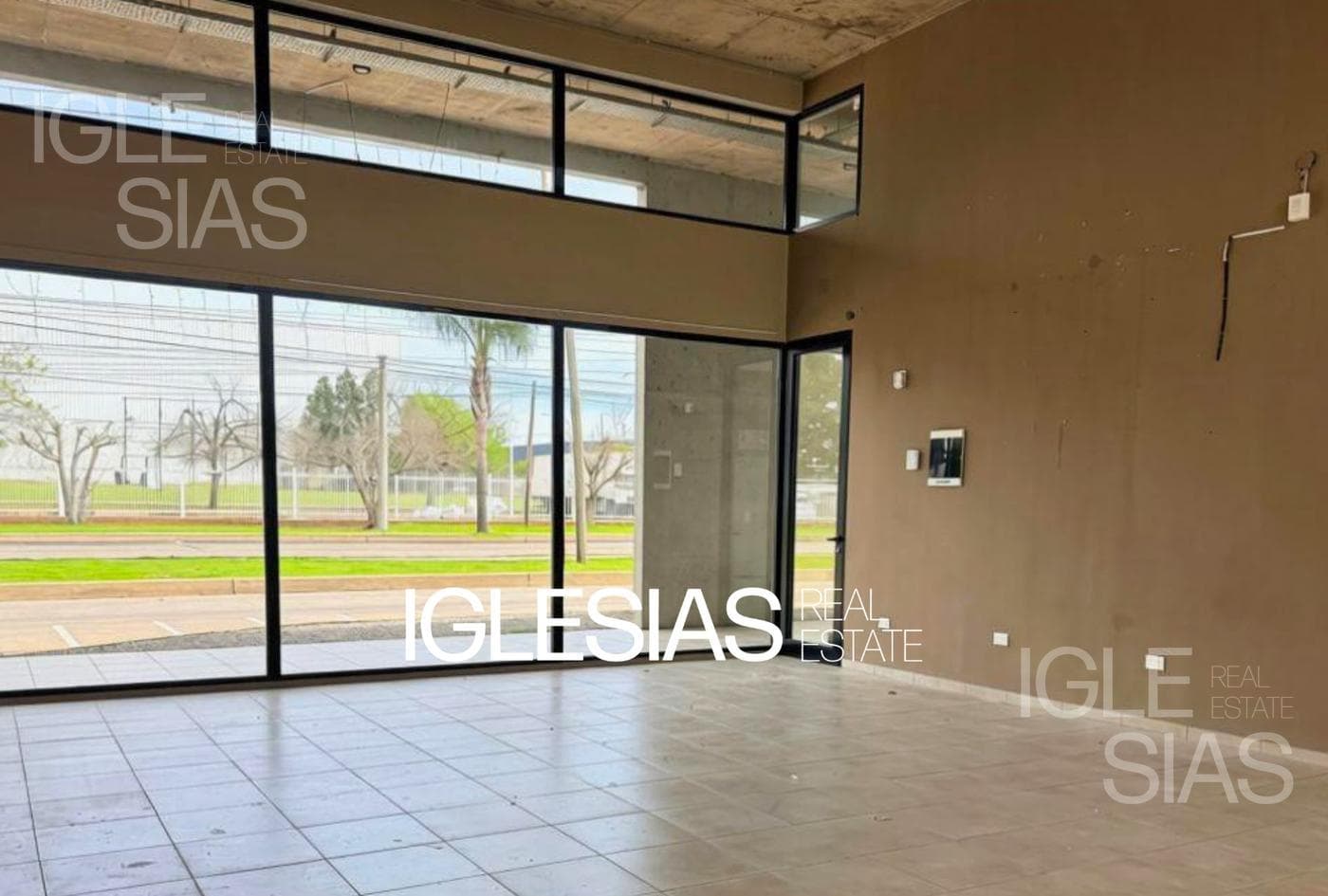 Altos del Encuentro Mall - Av. Gral Juan Domingo Peron al 4100 — foto 1
