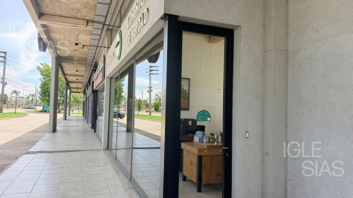 Altos del Encuentro Mall - Av. Gral Juan Domingo Peron al 4100 — foto 5