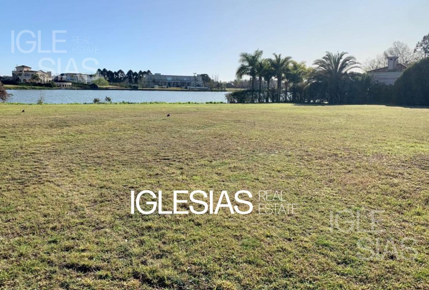 Lote al lago central en La isla — foto 1