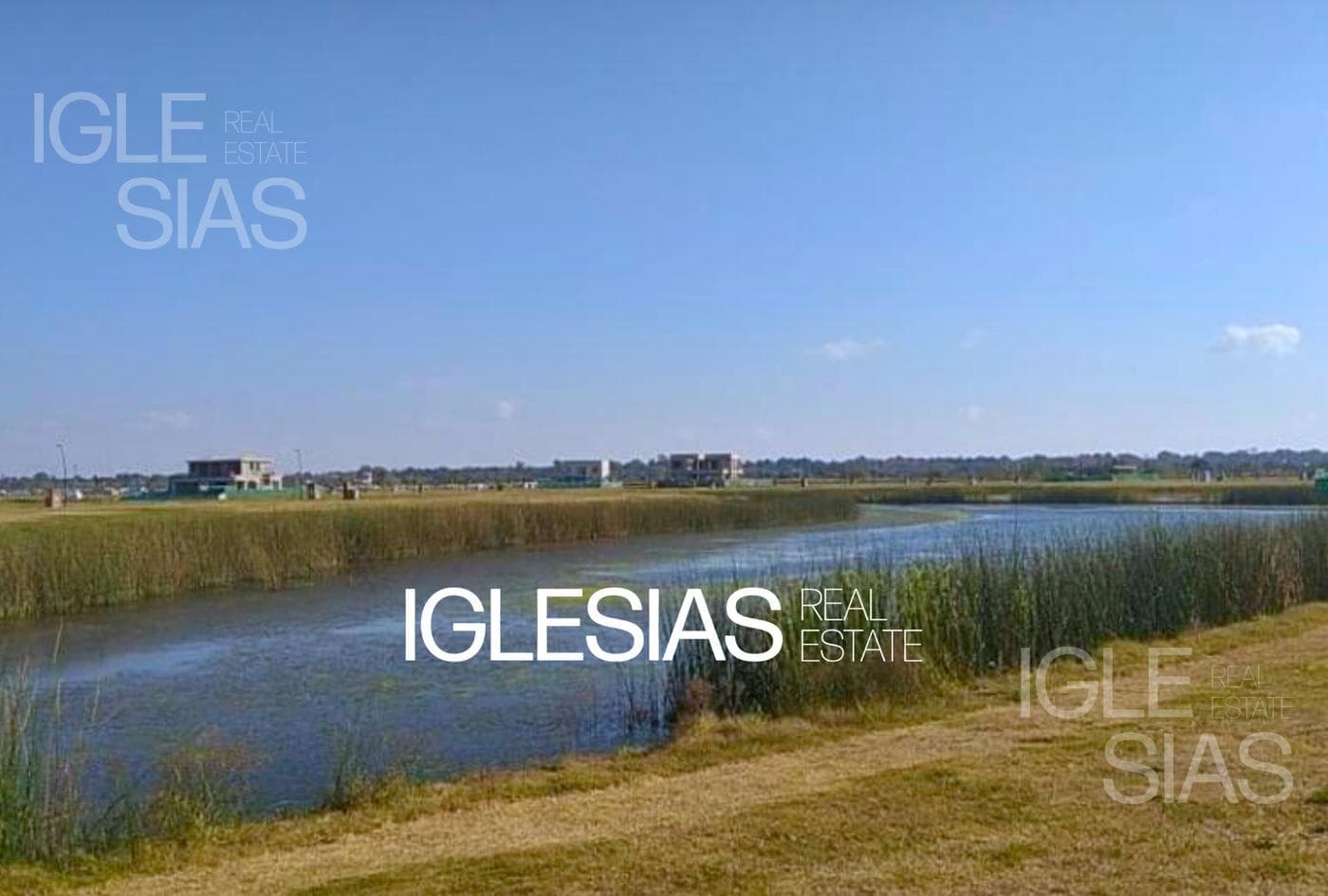 Lote al lago central en el Barrio Amarras — foto 1
