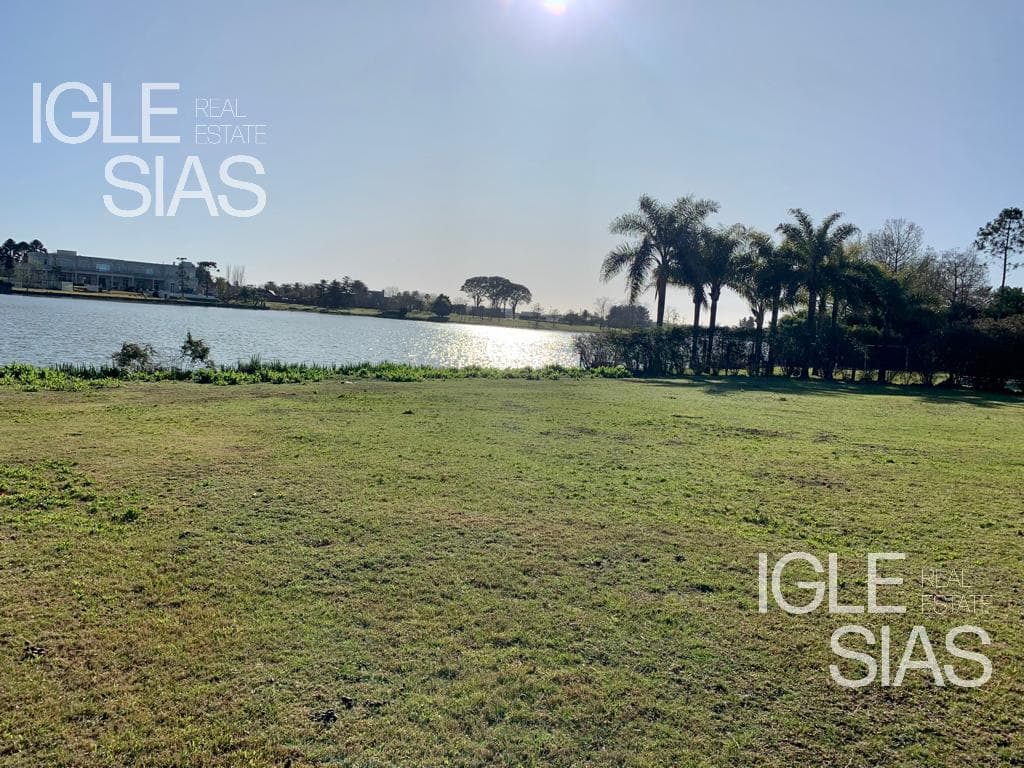 Lote al lago central en La isla — foto 2
