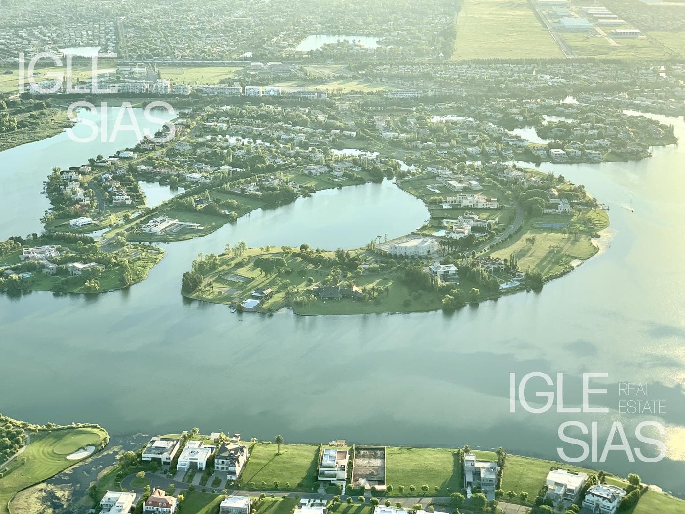 Lote al lago central en La isla — foto 3